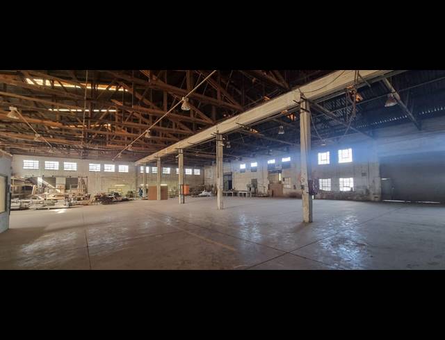 2,800M² WAREHOUSE FOR SALE IN VILLAGE DEEP